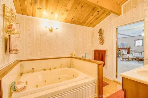 Bath - 1513 Twin Lks, Wrightwood, CA 92397 photo 2 of 4