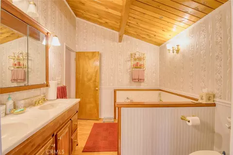 Bath - 1513 Twin Lks, Wrightwood, CA 92397 photo 1 of 4