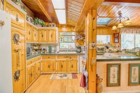 Kitchen - 1513 Twin Lks, Wrightwood, CA 92397 photo 2 of 3