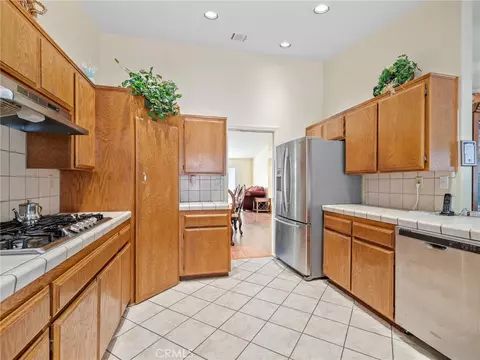 Kitchen - 18668 Kamana, Apple Valley, CA 92307 photo 3 of 3