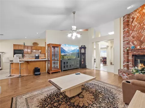 Living - 18668 Kamana, Apple Valley, CA 92307 photo 2 of 4