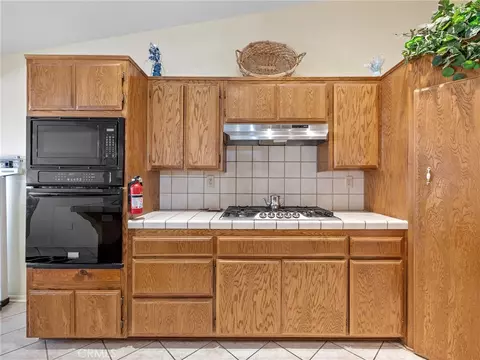 Kitchen - 18668 Kamana, Apple Valley, CA 92307 photo 2 of 3