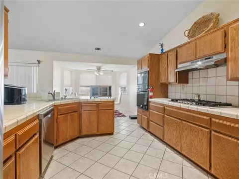 Kitchen - 18668 Kamana, Apple Valley, CA 92307 photo 1 of 3