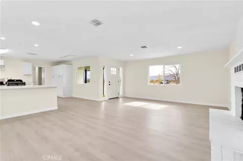 Living - 47424 Paddington, Landers, CA 92285 photo 5 of 8