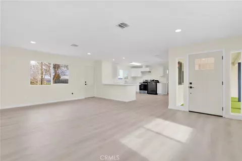 Living - 47424 Paddington, Landers, CA 92285 photo 7 of 8