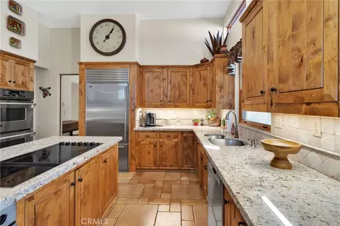 Kitchen - 31024 Rabbit Springs Rd, Lucerne Valley, CA 92356 photo 4 of 7