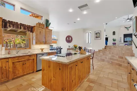 Kitchen - 31024 Rabbit Springs Rd, Lucerne Valley, CA 92356 photo 1 of 7