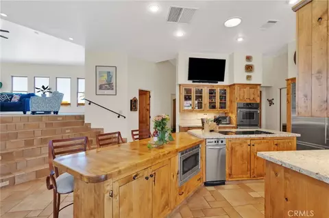 Kitchen - 31024 Rabbit Springs Rd, Lucerne Valley, CA 92356 photo 6 of 7