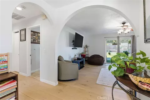 Entry Way - 7868 Arrowhead Lake Rd, Hesperia, CA 92345 photo 3 of 9