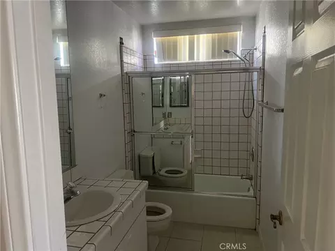 Bath - 14627 Greenbriar, Helendale, CA 92342 photo 1 of 2