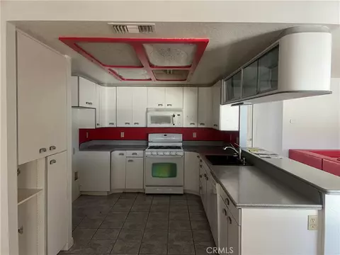 Kitchen - 14627 Greenbriar, Helendale, CA 92342 photo 1 of 1