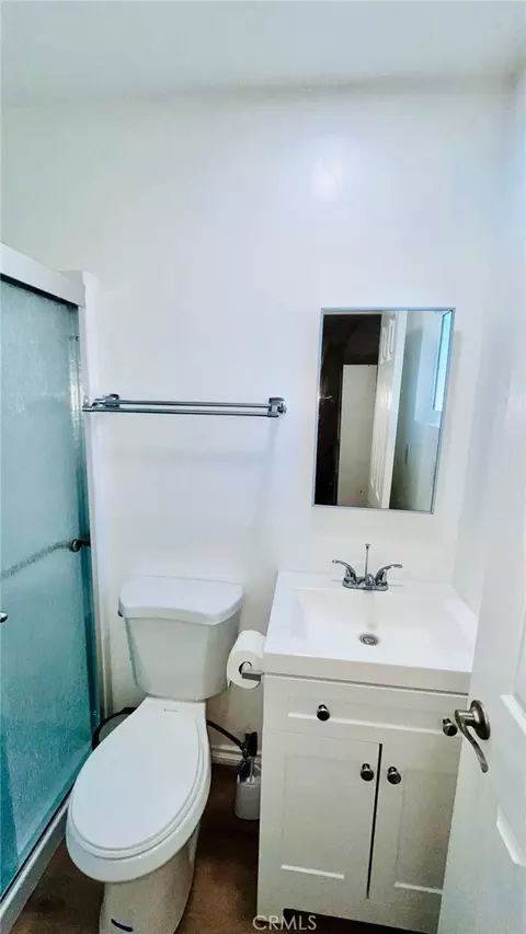 Bath - 11911 Kiowa Rd, Apple Valley, CA 92308 photo 4 of 4