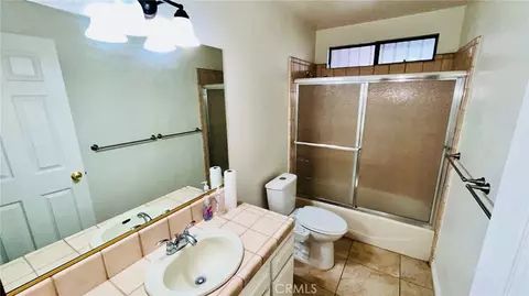 Bath - 11911 Kiowa Rd, Apple Valley, CA 92308 photo 2 of 4