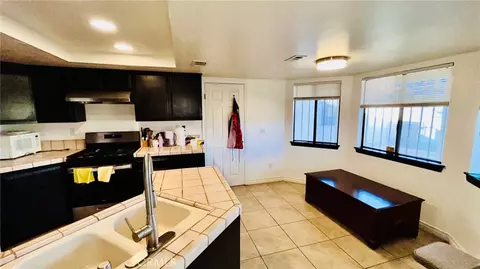 Kitchen - 11911 Kiowa Rd, Apple Valley, CA 92308 photo 2 of 2