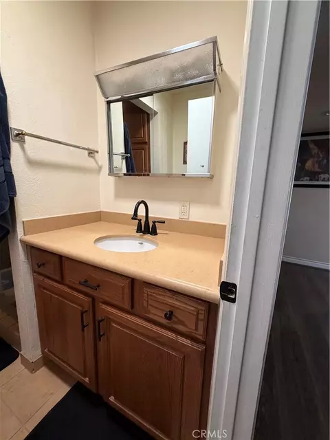 Bath - 1517 De Anza St, Barstow, CA 92311 photo 2 of 4
