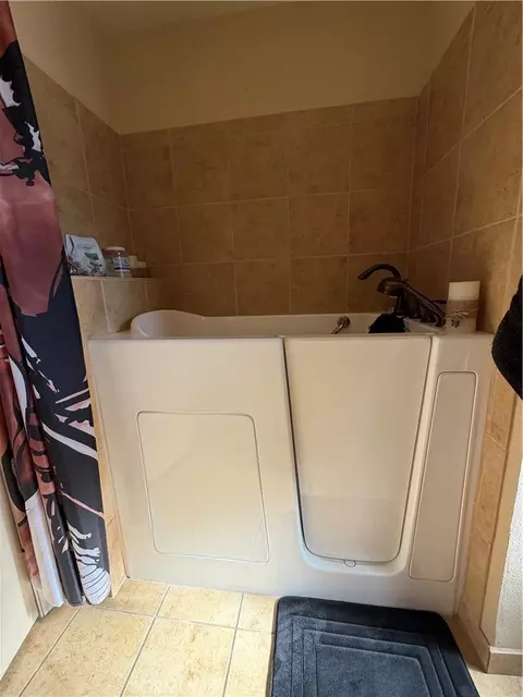Bath - 1517 De Anza St, Barstow, CA 92311 photo 4 of 4