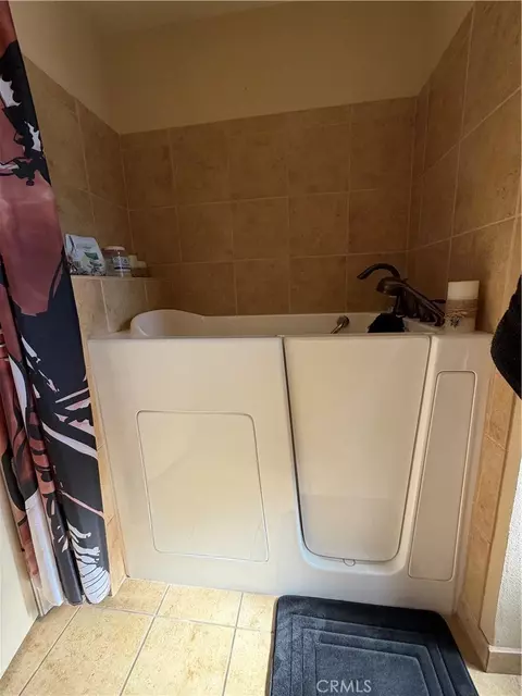 Bath - 1517 De Anza St, Barstow, CA 92311 photo 4 of 4