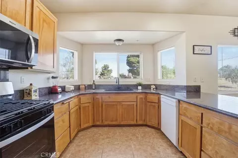 Kitchen - 9323 Serra, Phelan, CA 92371 photo 5 of 8