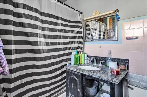 Bath - 11805 Cove, Lucerne Valley, CA 92356 photo 1 of 2