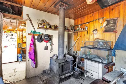 Entry Way - 11805 Cove, Lucerne Valley, CA 92356 photo 4 of 4