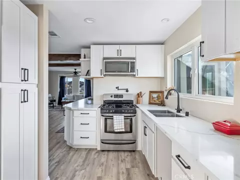 Kitchen - 29246 Radio, Barstow, CA 92311 photo 1 of 2