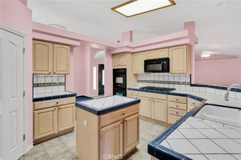 Kitchen - 16460 Malahat Rd, Apple Valley, CA 92307 photo 2 of 3