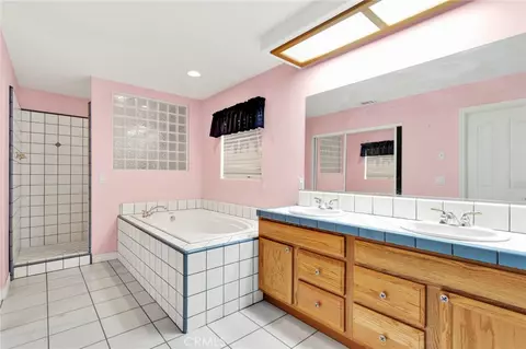 Bath - 16460 Malahat Rd, Apple Valley, CA 92307 photo 2 of 5