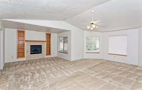 Living - 13311 Choco, Apple Valley, CA 92308 photo 5 of 8