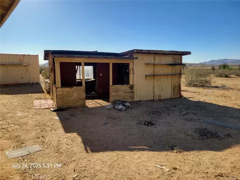 Exterior - 27177 Cahuilla Rd, Apple Valley, CA 92307 photo 3 of 5