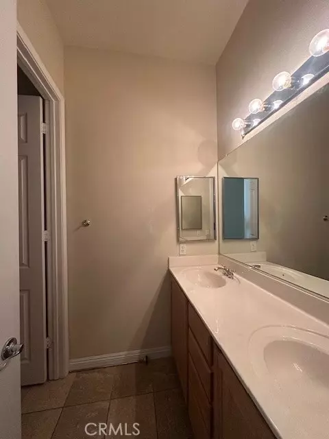 Bath - 19721 Chicory Ct, Apple Valley, CA 92308 photo 3 of 6