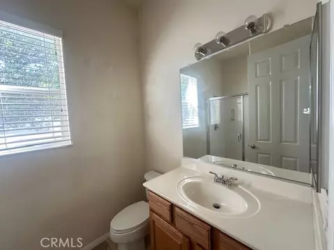 Bath - 19721 Chicory Ct, Apple Valley, CA 92308 photo 4 of 6