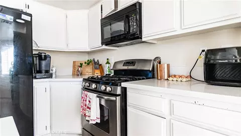 Kitchen - 22993 Eyota, Apple Valley, CA 92308 photo 4 of 4