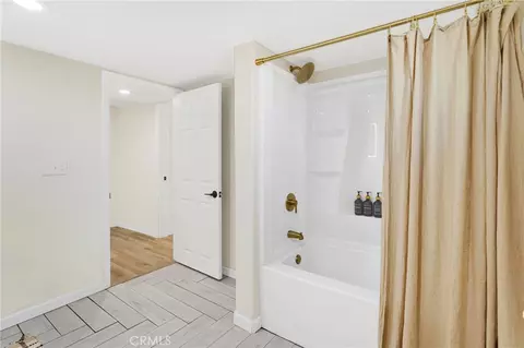 Bath - 14344 Central Rd, Apple Valley, CA 92307 photo 3 of 7