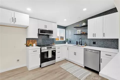 Kitchen - 14344 Central Rd, Apple Valley, CA 92307 photo 3 of 7
