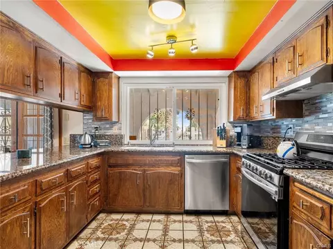 Kitchen - 13916 Burning Tree Dr, Victorville, CA 92395 photo 2 of 4