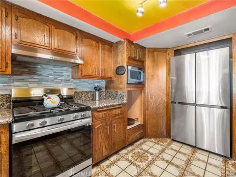 Kitchen - 13916 Burning Tree Dr, Victorville, CA 92395 photo 3 of 4