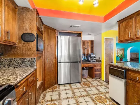 Kitchen - 13916 Burning Tree Dr, Victorville, CA 92395 photo 4 of 4