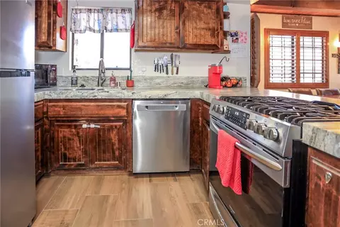 Kitchen - 875 D Ln, Big Bear City, CA 92314 photo 3 of 4