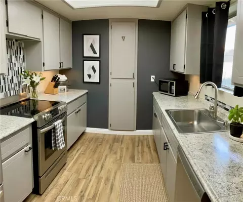 Kitchen - 16661 Central, Apple Valley, CA 92307 photo 3 of 3