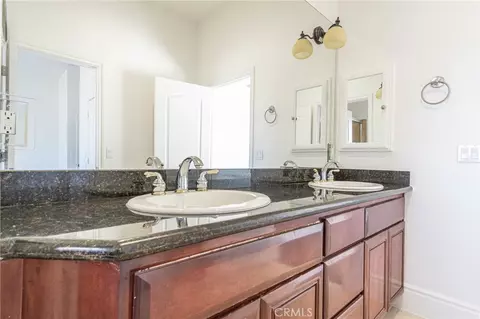 Bath - 16233 Ridge View Dr, Apple Valley, CA 92307 photo 5 of 15