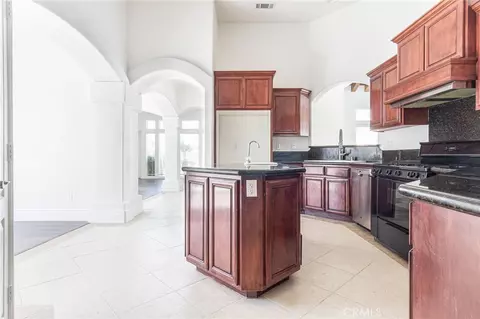 Kitchen - 16233 Ridge View Dr, Apple Valley, CA 92307 photo 3 of 4