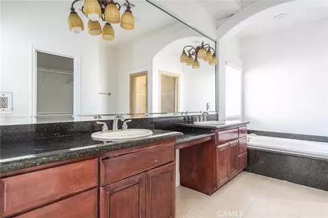 Bath - 16233 Ridge View Dr, Apple Valley, CA 92307 photo 3 of 15