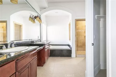 Bath - 16233 Ridge View Dr, Apple Valley, CA 92307 photo 2 of 15