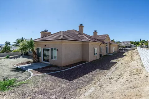 Exterior - 16233 Ridge View Dr, Apple Valley, CA 92307 photo 2 of 4