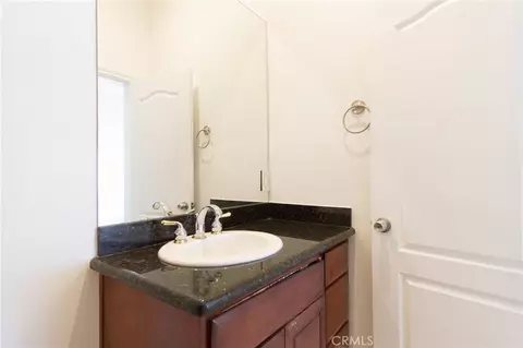 Bath - 16233 Ridge View Dr, Apple Valley, CA 92307 photo 10 of 15