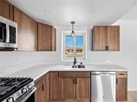 Kitchen - 16548 Quinnault, Apple Valley, CA 92307 photo 4 of 4