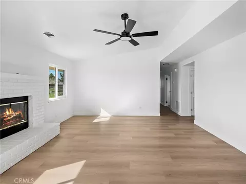 Living - 16548 Quinnault, Apple Valley, CA 92307 photo 4 of 7