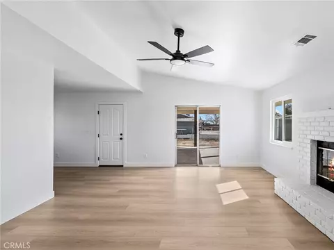 Living - 16548 Quinnault, Apple Valley, CA 92307 photo 3 of 7