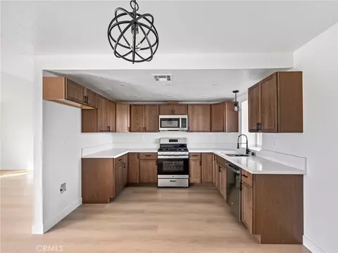 Kitchen - 16548 Quinnault, Apple Valley, CA 92307 photo 2 of 4