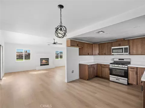 Living - 16548 Quinnault, Apple Valley, CA 92307 photo 7 of 7
